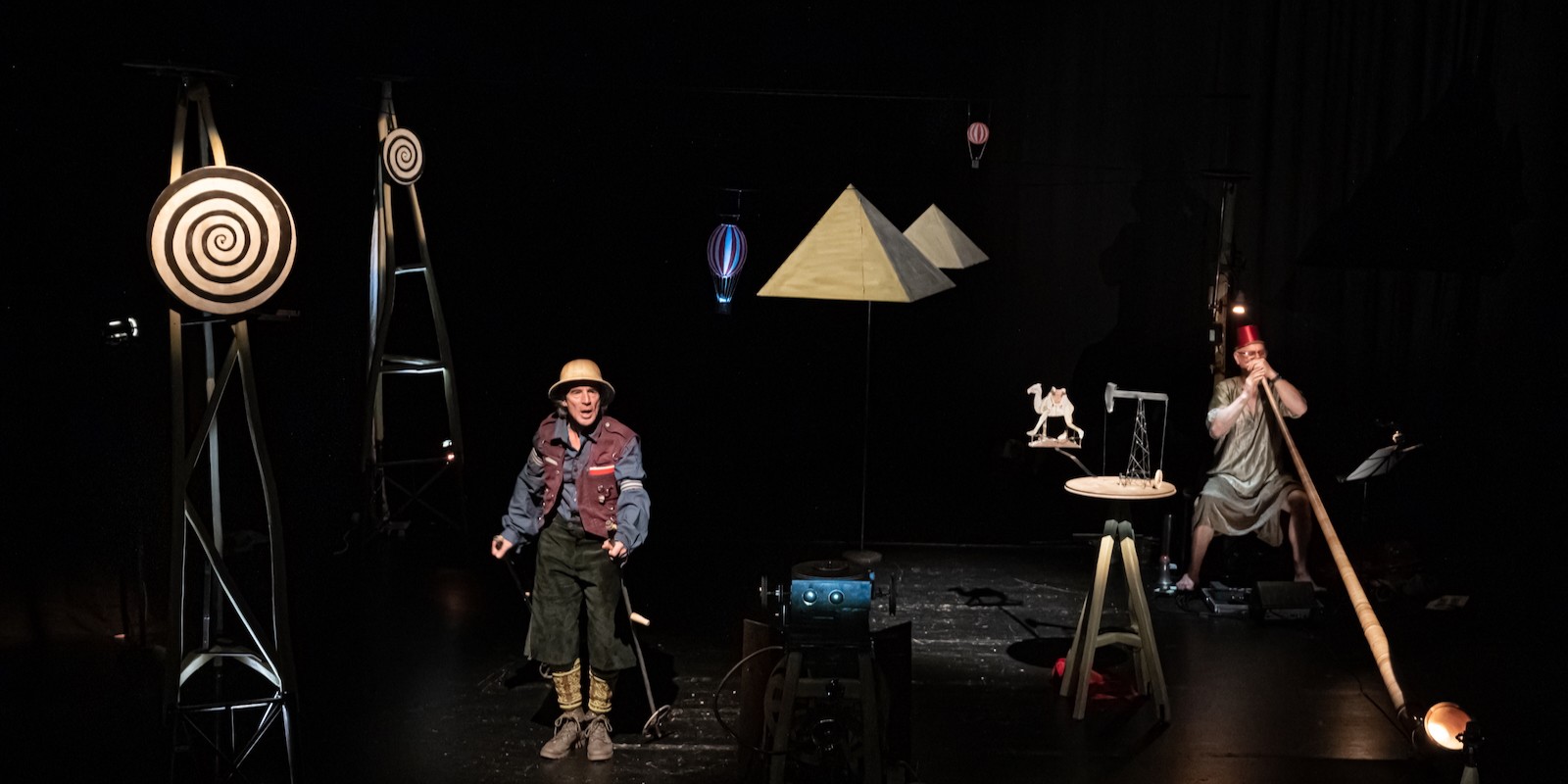 Teatro mundial con máquina y la corneta